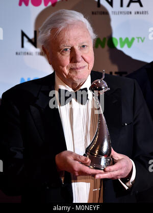 Sir David Attenborough con questo anno di Impact Award per il pianeta blu 2 presso il National Television Awards 2018 tenutasi presso l'O2 Arena, Londra. Foto Stock