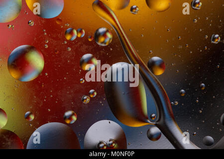 Immagine astratta con cerchi colorati ed informe di corpi su uno sfondo colorato. Foto Stock