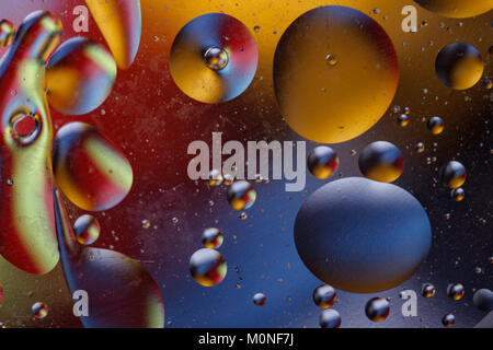 Immagine astratta con cerchi colorati ed informe di corpi su uno sfondo colorato. Foto Stock