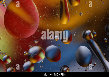 Immagine astratta con cerchi colorati ed informe di corpi su uno sfondo colorato. Foto Stock