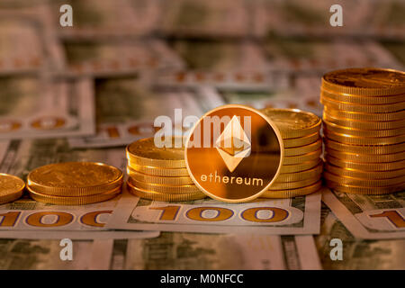 Bitcoins impilati sul nuovo design 100 fatture del dollaro Foto Stock