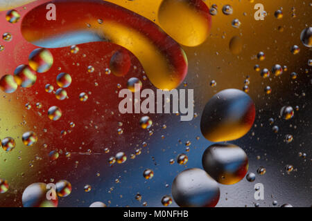 Immagine astratta con cerchi colorati ed informe di corpi su uno sfondo colorato. Foto Stock