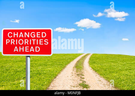 Tradizionale britannica cartello stradale modifica delle priorità più avanti sulla strada di campagna che conduce alla cima della collina Foto Stock