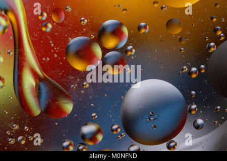 Immagine astratta con cerchi colorati ed informe di corpi su uno sfondo colorato. Foto Stock