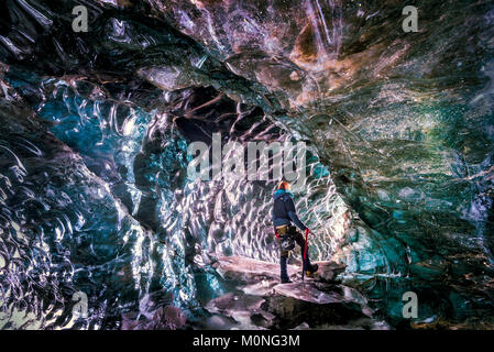 Grotta di ghiaccio nel ghiacciaio Vatnajökull, Islanda Foto Stock