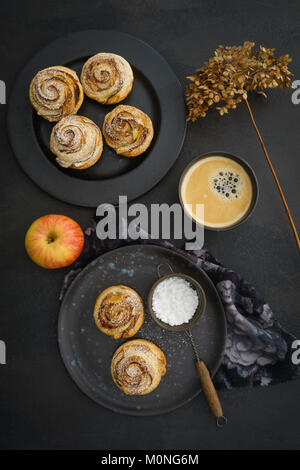 Selbstgebackene kleine Apfel-Tartes mit Rosenmuster, Flatlay Foto Stock