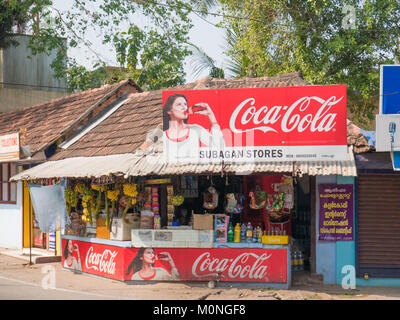 Alappuzha, Kerala, India. 01/01/2018. Una tipica città indiana store sull'angolo di una strada in Alappuzha. Foto Stock