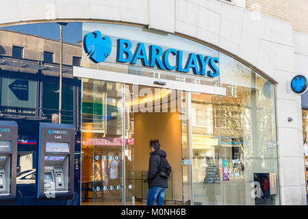 Una persona che entra a Barclays Bank ramo su un High Street in Inghilterra 2018, REGNO UNITO Foto Stock