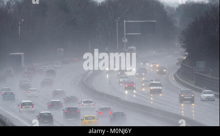 L'autostrada M1, Chesterfield, Inghilterra. Il 21 gennaio 2018. Neve, Pioggia e spruzzare sulla autostrada M1 conduce a pericolose condizioni di pilotaggio, Chesterfield, Foto Stock