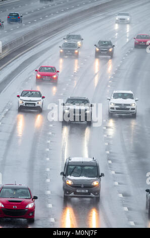 L'autostrada M1, Chesterfield, Inghilterra. Il 21 gennaio 2018. Neve, Pioggia e spruzzare sulla autostrada M1 conduce a pericolose condizioni di pilotaggio, Chesterfield, Foto Stock