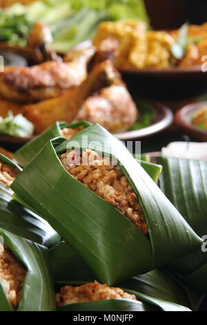 Nasi Tutug Oncom, il Sundanese piatto di riso con fagioli di soia fermentati; servita con una varietà di piatti laterali Foto Stock