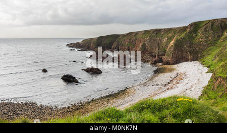 Scogliere, pile di mare, la spiaggia di ciottoli e cove a Bloody Foreland, a nord-ovest di Punta della Contea di Donegal, Irlanda Foto Stock