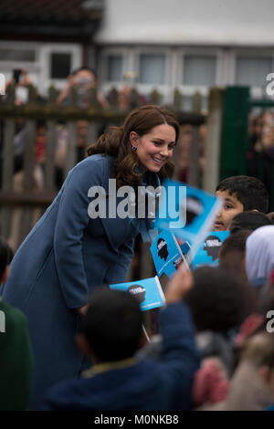 23 gennaio 2018 Londra UK Gran Bretagna da Catherine, la Duchessa di Cambridge, lancia una nuova salute mentale progetto per giovani e bambini, nell'ultima iniziativa dal teste insieme campagna. La Duchessa visite Roe Green Junior School, Brent, Martedì 23 Gennaio, dove ha incontrato con gli alunni e gli insegnanti hanno preso parte a una lezione progettato per aiutare a sostenere i bambini è la salute e il benessere mentale. Foto Stock