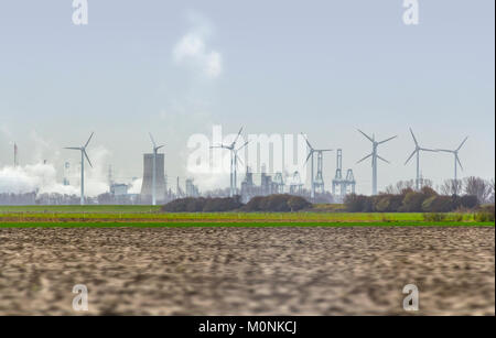 Industriale scenario stradale compresi gli impianti di produzione di energia e di turbine eoliche Foto Stock