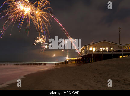 Paesaggi costieri di notte inclusi alcuni fuochi d'artificio in spiaggia vicino a Domburg in Zeeland Foto Stock