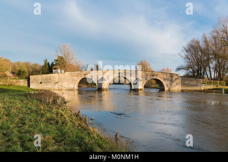 MIlton Ferry ponte che attraversa il fiume Nene, sull orlo di allagamento, dopo forti piogge, vicino traghetto Prati, Peterborough, Cambridgeshire, Inghilterra Foto Stock