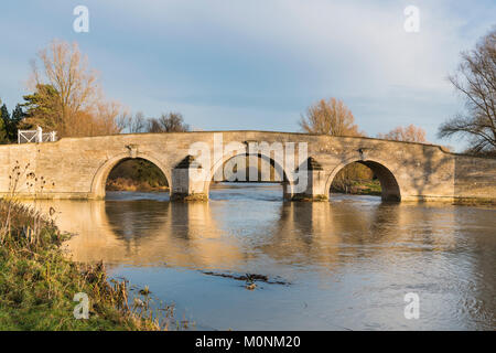 MIlton Ferry ponte che attraversa il fiume Nene, sull orlo di allagamento, dopo forti piogge, vicino traghetto Prati, Peterborough, Cambridgeshire, Inghilterra Foto Stock