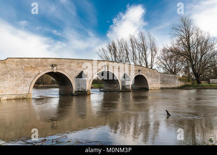 MIlton Ferry ponte che attraversa il fiume Nene, sull orlo di allagamento, dopo forti piogge, vicino traghetto Prati, Peterborough, Cambridgeshire, Inghilterra Foto Stock