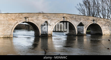 MIlton Ferry ponte che attraversa il fiume Nene, sull orlo di allagamento, dopo forti piogge, vicino traghetto Prati, Peterborough, Cambridgeshire, Inghilterra Foto Stock