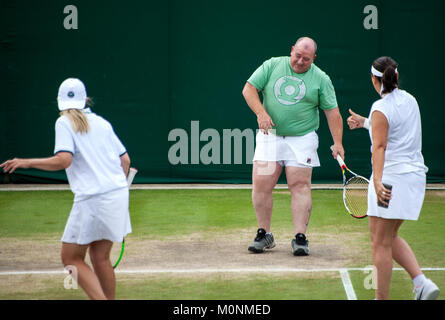 Kim Clijsters invito raddoppia invita Chris Quinn dagli spettatori che gli danno una gonna da indossare. Foto Stock