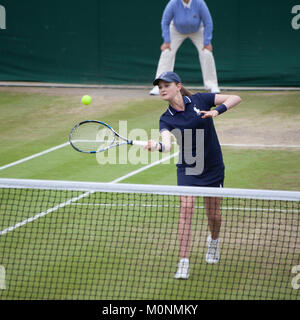 Kim Clijsters invito raddoppia invita Chris Quinn dagli spettatori che gli danno una gonna da indossare. Foto Stock