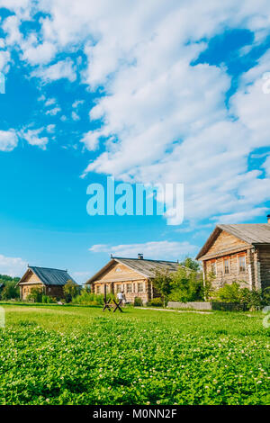 Registro russo hut su uno sfondo di cielo blu con nuvole Foto Stock