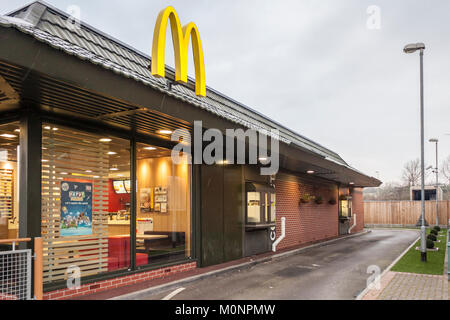 Ristorante McDonalds drive esterno passante Reading, Berkshire, Inghilterra, GB, Regno Unito Foto Stock