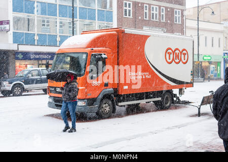 TNT camion di consegna Consegna delle merci in centro città in snow blizzard. Reading, Berkshire, Inghilterra, GB, Regno Unito Foto Stock