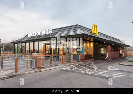 Ristorante McDonalds drive esterno passante Reading, Berkshire, Inghilterra, GB, Regno Unito Foto Stock