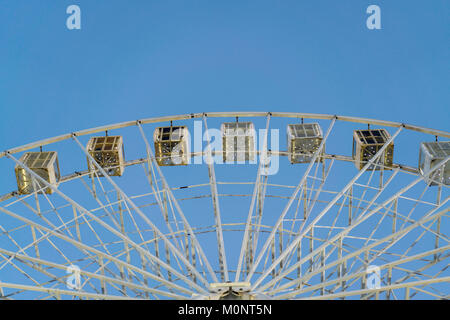 Cabine di una ruota panoramica Ferris contro uno sfondo di una serata cielo blu Foto Stock