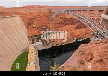 Il Glen Canyon Dam, Glen Canyon Dam Bridge e il Lago Powell vicino a pagina, Arizona. Foto Stock