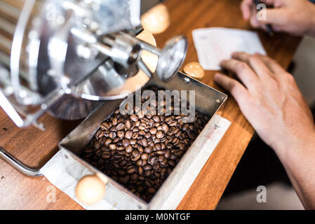 La tostatura del caffè, la tostatura del caffè Foto Stock