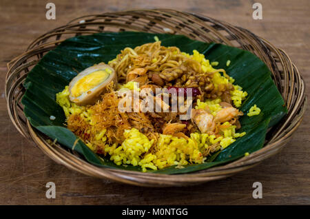 NASI KUNING - tipico piatto indonesiano Foto Stock