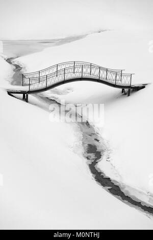 Ferro da stiro passerella sul torrente invernale Foto Stock