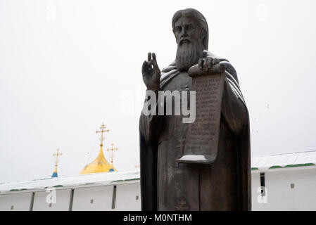 Sergiev Posad, Russia - 8 Gennaio 2015: Sergio di Radonezh monumento vicino al La Laura della Santa Trinità di San Sergio Sergio - il più grande monastero ortodosso in Foto Stock