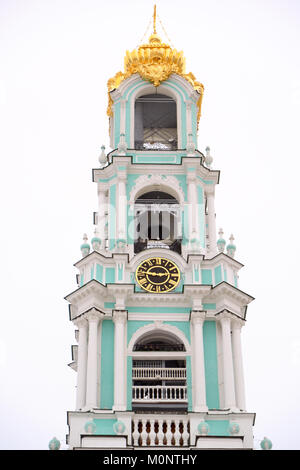 Sergiev Posad, Russia - 8 Gennaio 2015: Belfry nel territorio di San Sergio di Radonezh presso La Laura della Santa Trinità di San Sergio Sergio - la più grande Orthod Foto Stock