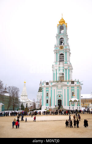 Sergiev Posad, Russia - 8 Gennaio 2015: girare per le reliquie di San Sergio di Radonezh presso La Laura della Santa Trinità di San Sergio Sergio - la più grande chiesa ortodossa Mo Foto Stock