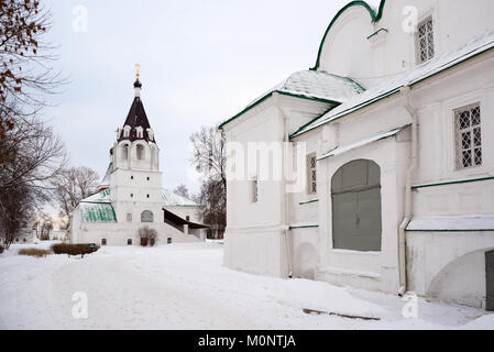 Alexandrov, Russia - 8 Gennaio 2015: Vista di intercessione la Chiesa che si trova nel Cremlino Alexandrov, ex residenza del tsar Ivan il Terrib Foto Stock