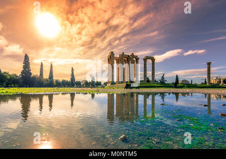 Il Tempio di Zeus Olimpio (Greco: Naos tou Olimpiou Dios), noto anche come il Olympieion, Atene, Grecia. Foto Stock