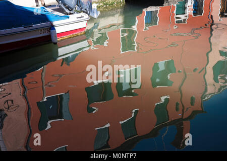 Vivacemente colorato dipinto di case di pescatori sull'isola veneziana di Burano Foto Stock