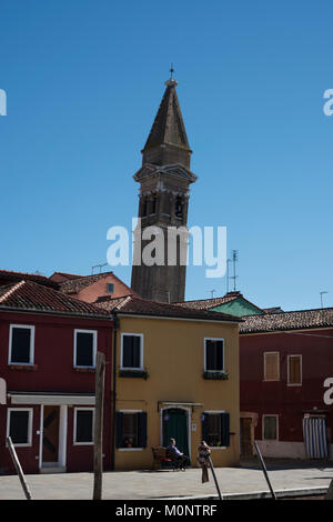 L'antica Chiesa di San Martino con una inclinazione del xvii secolo torre campanaria, Burano, Venezia. Foto Stock