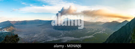 Caldera Tengger,vista di vulcani al tramonto,fumatori vulcano Gunung Bromo,con Mt. Batok,Mt. Kursi,Mt. Gunung Semeru, Foto Stock