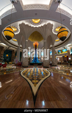 Una fantastica lobby dell'hotel Atlantis sul Palm, Dubai, Emirati Arabi Uniti, Emirati Arabi Uniti Foto Stock