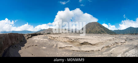 Bocchetta a lancia nella parte anteriore del vulcano Monte Bromo e il Monte Batok,Tengger Caldera,Parco Nazionale Bromo-Tengger-Semeru,Java,Indonesia Foto Stock