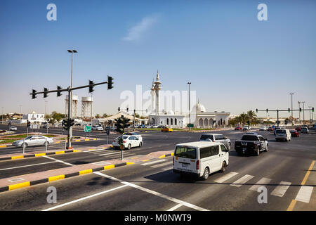 Deira, Emirati Arabi Uniti - 03 Maggio 2017: incrocio occupato sull'autostrada che collega a Dubai di Sharjah. Foto Stock