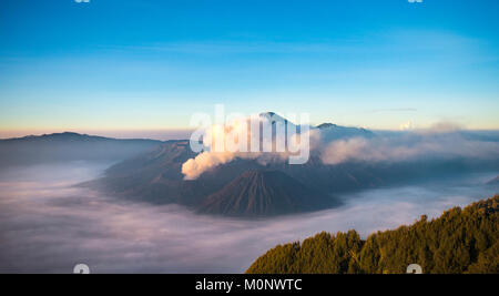 Vista dei vulcani di sunrise,fumatori vulcano Gunung Bromo,Batok,Kursi,Gunung Semeru,Bromo-Tengger-Semeru National Park Foto Stock