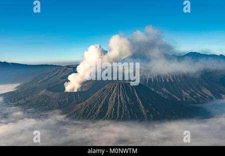 Vista dei vulcani,fumatori vulcano Gunung Bromo,Batok,Kursi,Gunung Semeru,Bromo-Tengger-Semeru National Park, Java Foto Stock