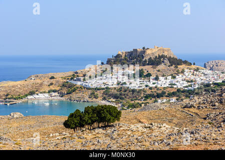 Vista panoramica sulla città di Lindos con una bella laguna e antica fortezza su una collina presso l' isola di Rodi, greco Foto Stock