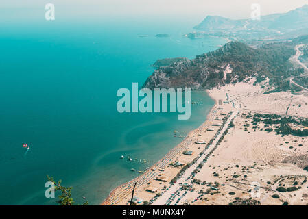 Vista aerea su Tsampika sabbia spiaggia e laguna con acqua blu libera presso l' isola di Rodi, Grecia. Foto Stock