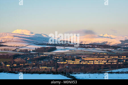 Scena invernale attraverso il fiume Clyde per Dumbarton, con montagne coperte di neve, cielo blu e calma acqua vetrosa nella luce della sera, Strathclyde, Scozia, Regno Unito Foto Stock